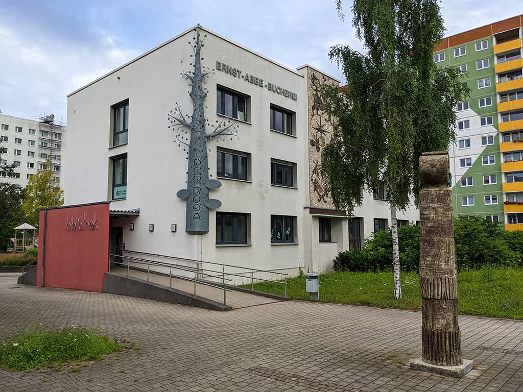 Das Gebäude der Stadtteilbibliothek Lobeda mit Fassadenbeschriftung Ernst-Abbe-Bücherei
