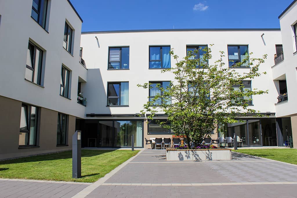 Sonnenbeschienener Außenbereich der inklusiven Wohnstätte Gartenhof in Jena Lobda