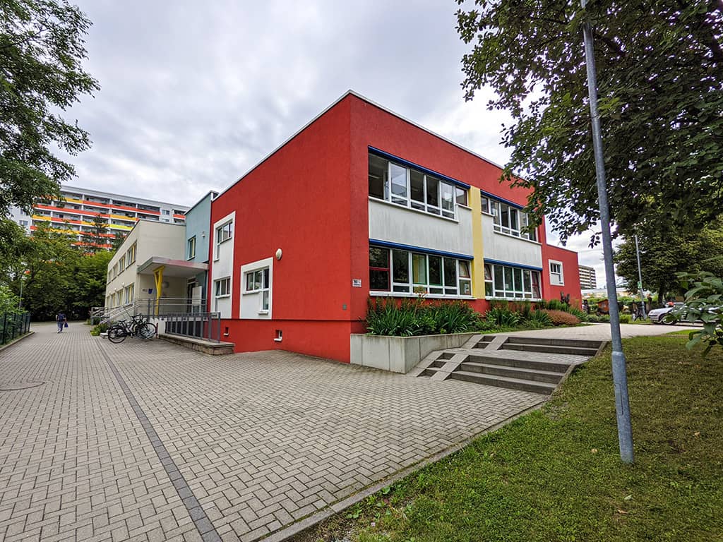 Blick auf rote Gebäude des IKOS Jena - Beratungszentrum für Selbsthilfe