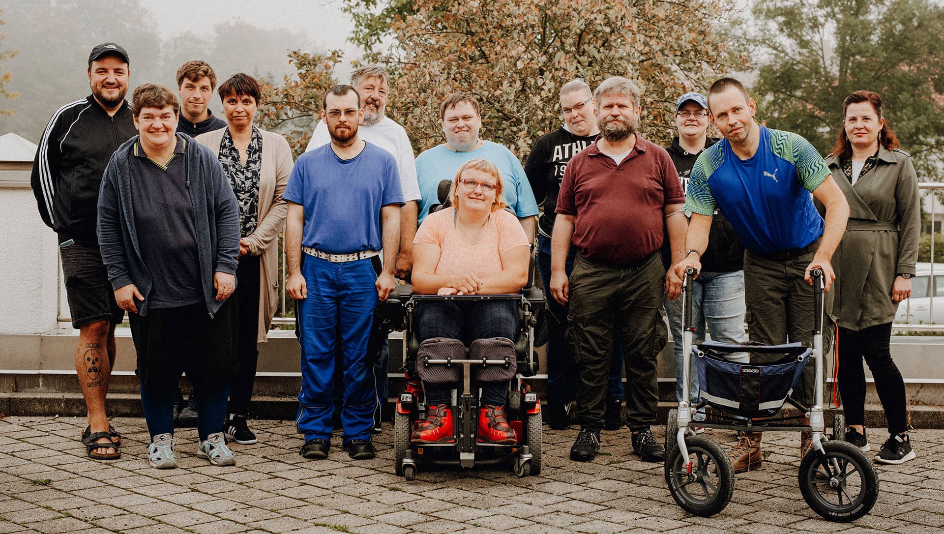 Gruppenbild der Aktionsgruppe „Einfach Wege gehen”, Menschen mit und ohne Handicap